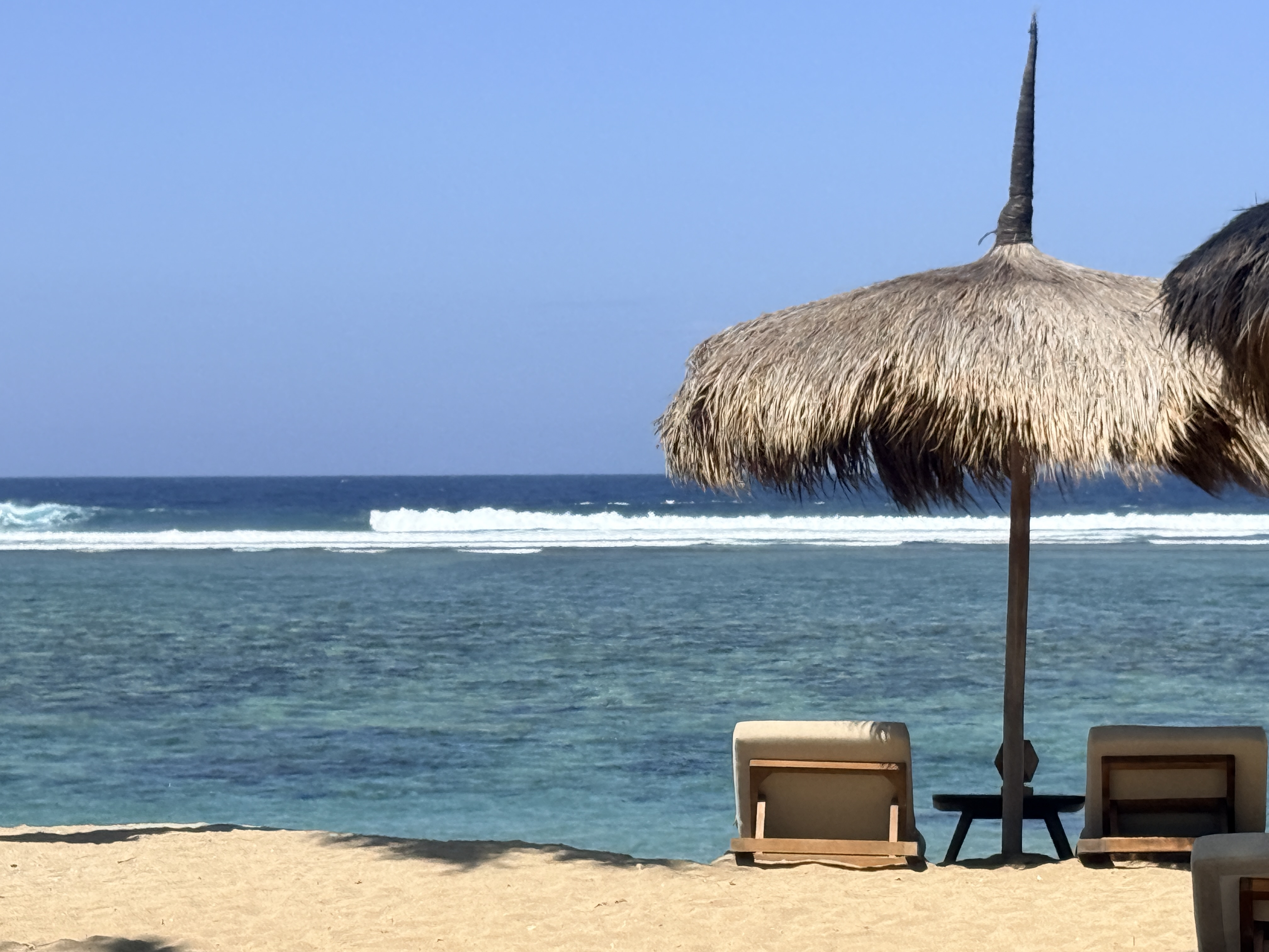 穏やかな海と、風を感じるビーチの風景
